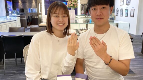 NIWAKAの結婚指輪を着用したカップル