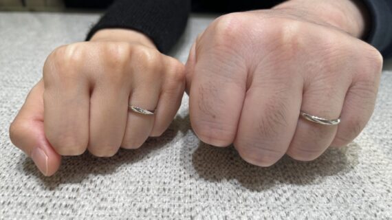 ロイヤルアッシャーの結婚指輪を着け夫婦