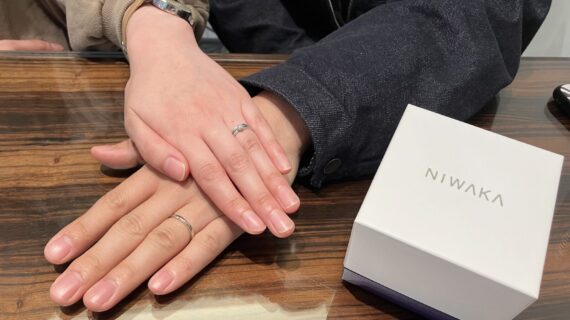 NIWAKAの朝葉の結婚指輪を着けたカップル