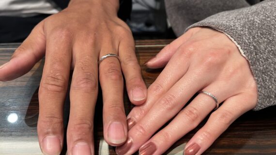 ルシエの結婚指輪を着けたカップル