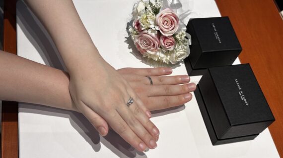 ラザールダイヤモンドの婚約指輪と結婚指輪を着けたカップル