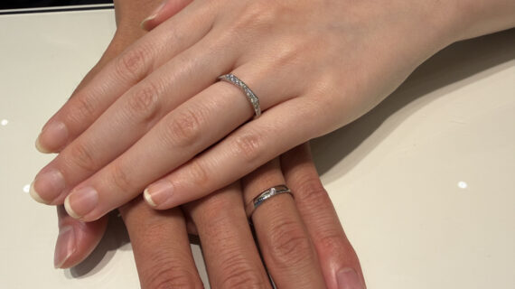 ニワカの結婚指輪を着けている男性と、ロイヤル・アッシャーの結婚指輪を着けている女性の写真