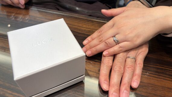 ルシエの結婚指輪を着けたカップル