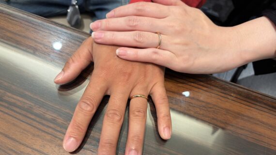ロイヤル・アッシャーとラザールダイヤモンドの結婚指輪を着けたカップル