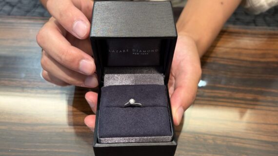ラザールダイヤモンドの婚約指輪を持った男性