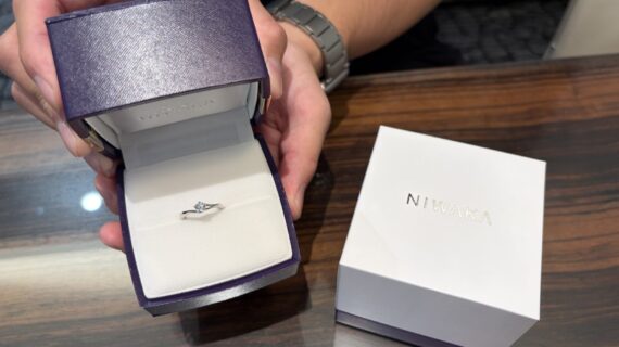 NIWAKAの婚約指輪を持った男性