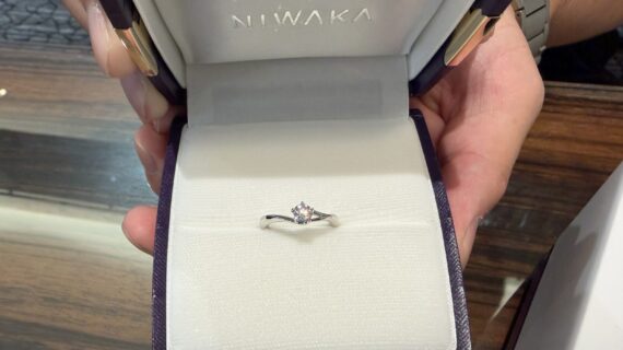 NIWAKAの婚約指輪を持った男性