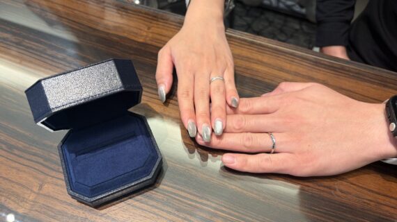 ロイヤル・アッシャーの結婚指輪を着けたカップル