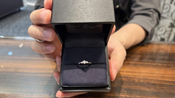 ラザールダイヤモンドの婚約指輪を持った男性