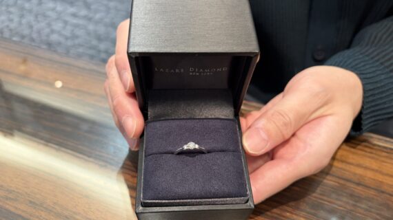 ラザールダイヤモンドの婚約指輪を持った男性