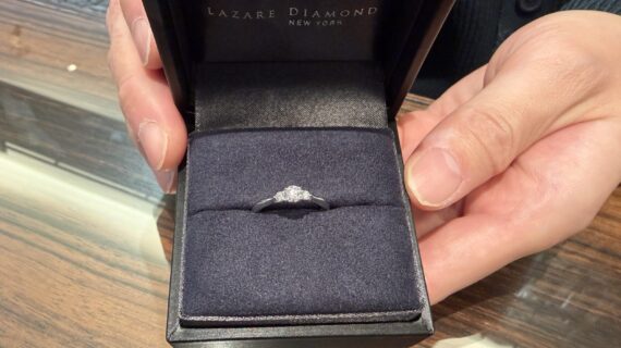 ラザールダイヤモンドの婚約指輪を持った男性