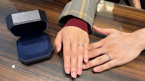 ロイヤル・アッシャーの結婚指輪を着けたカップル