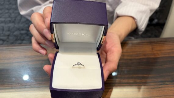NIWAKA （ニワカ）の婚約指輪を持った男性