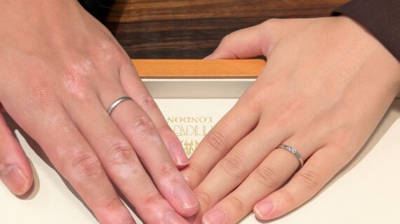 モニッケンダムの結婚指輪をつけたカップル