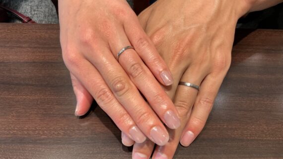 ニワカの結婚指輪を着けたカップルの手元