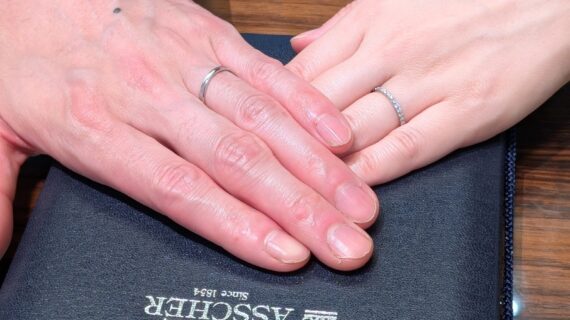 ロイヤル・アッシャーの結婚指輪をつけたカップル