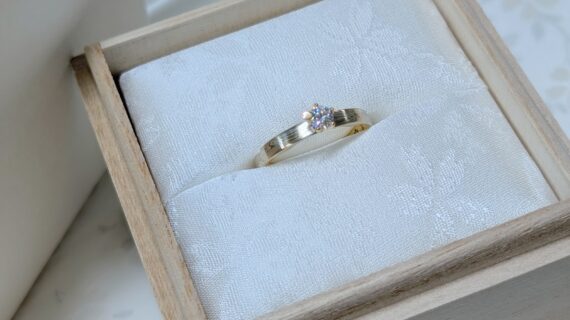 杢目金屋の婚約指輪が桐箱に入っている写真