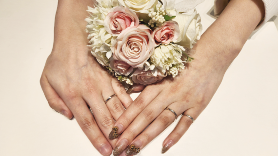 ニワカの結婚指輪を着けたカップル