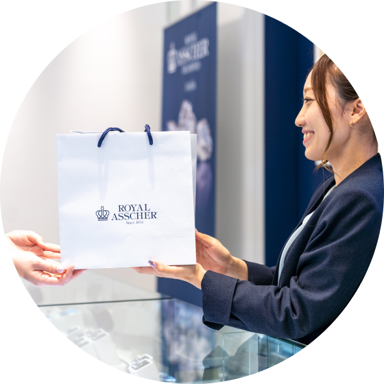 ショッパーを手渡す女性店員