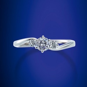 ロイヤルアッシャーの婚約指輪・結婚指輪をお作り頂きました。
