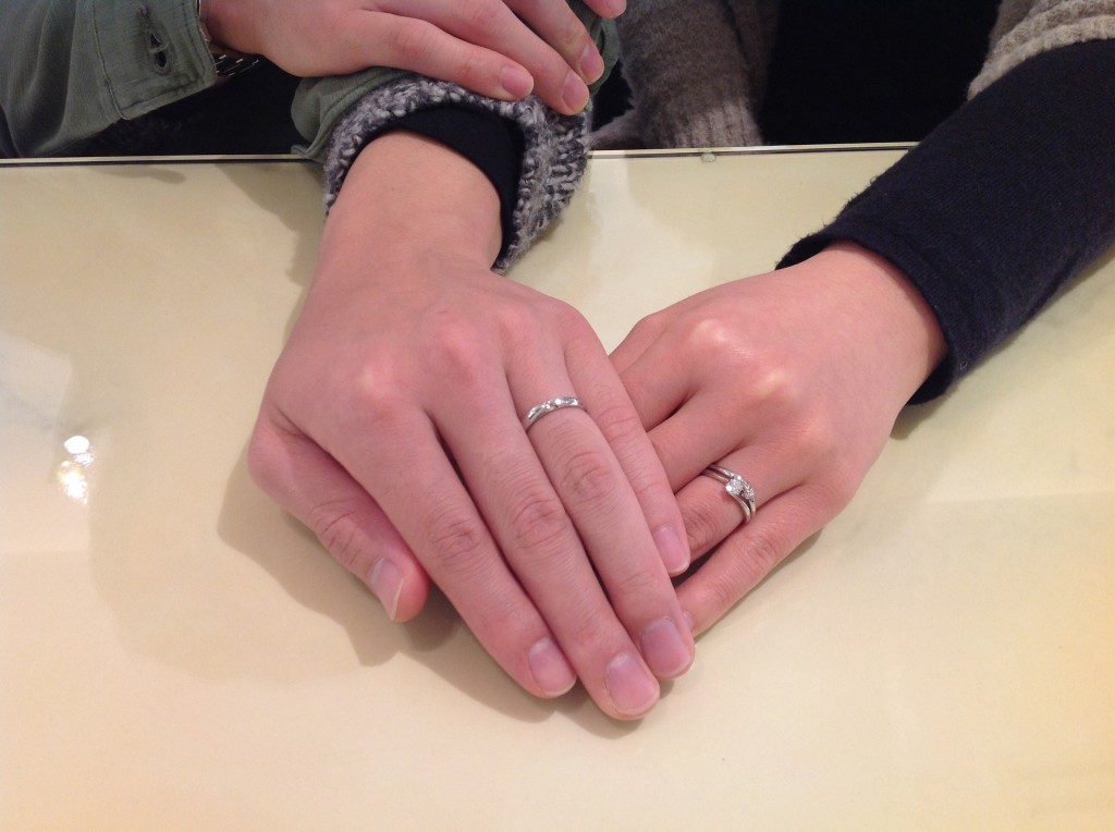 ロイヤルアッシャーの婚約指輪・俄の結婚指輪をお作り頂きました。